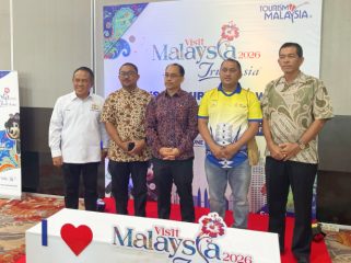 Direktur Tourism Malaysia Jakarta, Hairi Mohd Yakzan bersama para undangan dalam kegiatan Kota Jayapura sebagai tujuan promosi wisata Malaysia melalui Malaysia Tourism Showcase (MATAS) B2B Roadshow. (KabarPapua.co/Syamsuddin Levi)