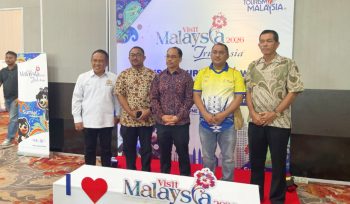 Direktur Tourism Malaysia Jakarta, Hairi Mohd Yakzan bersama para undangan dalam kegiatan Kota Jayapura sebagai tujuan promosi wisata Malaysia melalui Malaysia Tourism Showcase (MATAS) B2B Roadshow. (KabarPapua.co/Syamsuddin Levi)
