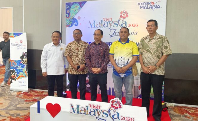 
					Direktur Tourism Malaysia Jakarta, Hairi Mohd Yakzan bersama para undangan dalam kegiatan Kota Jayapura sebagai tujuan promosi wisata Malaysia melalui Malaysia Tourism Showcase (MATAS) B2B Roadshow. (KabarPapua.co/Syamsuddin Levi)