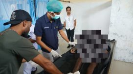 Jenazah pria yang ditemukan warga akhirnya di bawah ke kamar jenazah RSUD Nabire. (Foto dok IST)
