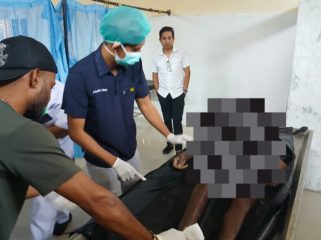 Jenazah pria yang ditemukan warga akhirnya di bawah ke kamar jenazah RSUD Nabire. (Foto dok IST)