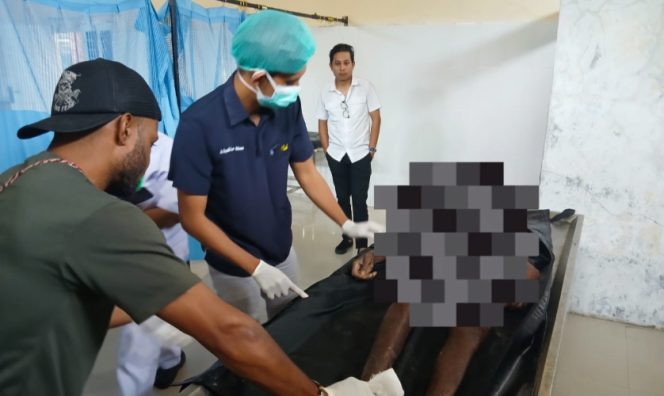 
					Jenazah pria yang ditemukan warga akhirnya di bawah ke kamar jenazah RSUD Nabire. (Foto dok IST)