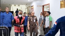 Saat tersangka (rompi warna pink) yang diduga korupsi penyaluaran CBP ditahan Kejati Papua. (KabarPapua.co/Imelda)