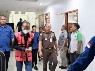 Saat tersangka (rompi warna pink) yang diduga korupsi penyaluaran CBP ditahan Kejati Papua. (KabarPapua.co/Imelda)
