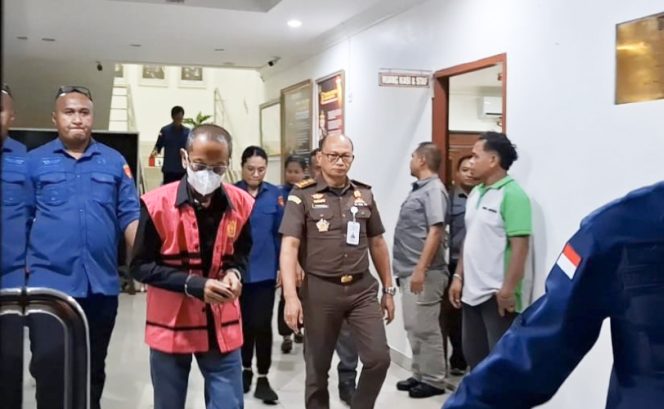 
					Saat tersangka (rompi warna pink) yang diduga korupsi penyaluaran CBP ditahan Kejati Papua. (KabarPapua.co/Imelda)