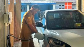 Aktivitas pengisian daya mobil listrik menggunakan perangkat Home Charging di garasi pelanggan. (Foto dok: PLN)