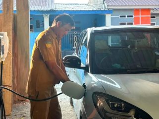 Aktivitas pengisian daya mobil listrik menggunakan perangkat Home Charging di garasi pelanggan. (Foto dok: PLN)