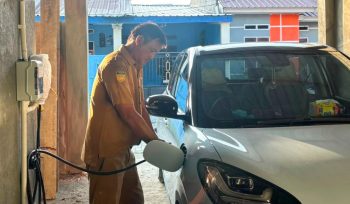 Aktivitas pengisian daya mobil listrik menggunakan perangkat Home Charging di garasi pelanggan. (Foto dok: PLN)