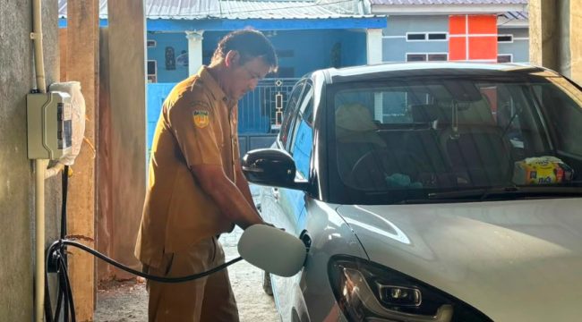 Aktivitas pengisian daya mobil listrik menggunakan perangkat Home Charging di garasi pelanggan. (Foto dok: PLN)