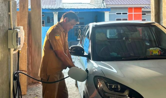 
					Aktivitas pengisian daya mobil listrik menggunakan perangkat Home Charging di garasi pelanggan. (Foto dok: PLN)