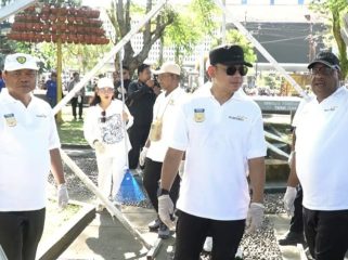 Wujudkan Gerakan Indonesia Asri, Pemprov Papua dan Pemkot Jayapura gelar kerja bakti di wilayah Kota Jayapura. (KabarPapua.co/Imelda)
