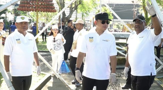 Wujudkan Gerakan Indonesia Asri, Pemprov Papua dan Pemkot Jayapura gelar kerja bakti di wilayah Kota Jayapura. (KabarPapua.co/Imelda)
