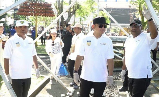 
					Wujudkan Gerakan Indonesia Asri, Pemprov Papua dan Pemkot Jayapura gelar kerja bakti di wilayah Kota Jayapura. (KabarPapua.co/Imelda)
