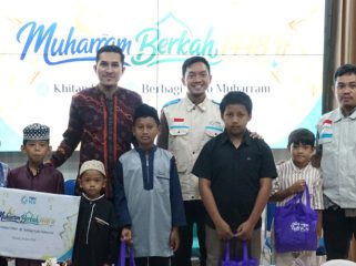 Manager PLN UP3 Sorong, Deni Muhammad Abrar (pertama dari kiri) didampingi Ketua YBM PLN UP3 Sorong, Hamzah (kedua dari kiri) menyerahkan secara simbolis santunan bagi perwakilan peserta khitananan massal di Aula Kantor UP3 Sorong. (Foto dok: PLN UIW Papua dan Papua Barat)