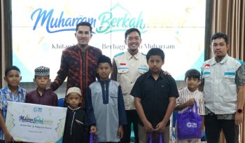 Manager PLN UP3 Sorong, Deni Muhammad Abrar (pertama dari kiri) didampingi Ketua YBM PLN UP3 Sorong, Hamzah (kedua dari kiri) menyerahkan secara simbolis santunan bagi perwakilan peserta khitananan massal di Aula Kantor UP3 Sorong. (Foto dok: PLN UIW Papua dan Papua Barat)