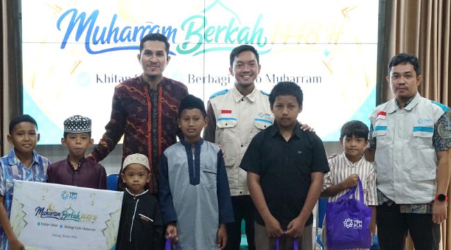 Manager PLN UP3 Sorong, Deni Muhammad Abrar (pertama dari kiri) didampingi Ketua YBM PLN UP3 Sorong, Hamzah (kedua dari kiri) menyerahkan secara simbolis santunan bagi perwakilan peserta khitananan massal di Aula Kantor UP3 Sorong. (Foto dok: PLN UIW Papua dan Papua Barat)