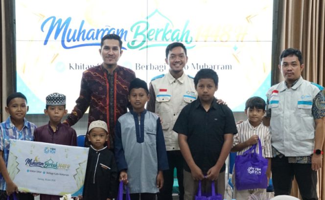 
					Manager PLN UP3 Sorong, Deni Muhammad Abrar (pertama dari kiri) didampingi Ketua YBM PLN UP3 Sorong, Hamzah (kedua dari kiri) menyerahkan secara simbolis santunan bagi perwakilan peserta khitananan massal di Aula Kantor UP3 Sorong. (Foto dok: PLN UIW Papua dan Papua Barat)