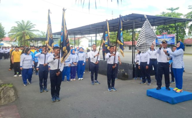 
					HUT Ke-1 Kodaeral X Jayapura diawali dengan penuh semangat melalui kegiatan olahraga bersama, mulai dari jalan sehat hingga lomba menembak eksekutif. (KabarPapua.co/Imelda)