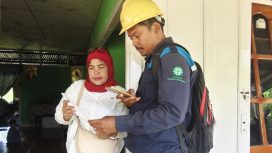 Petugas PLN sedang melakukan verifikasi data pelanggan di Kabupaten Merauke menggunakan aplikasi FASIH milik BPS. (Dok: PLN)