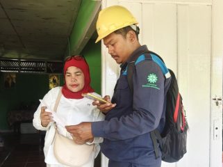 Petugas PLN sedang melakukan verifikasi data pelanggan di Kabupaten Merauke menggunakan aplikasi FASIH milik BPS. (Dok: PLN)