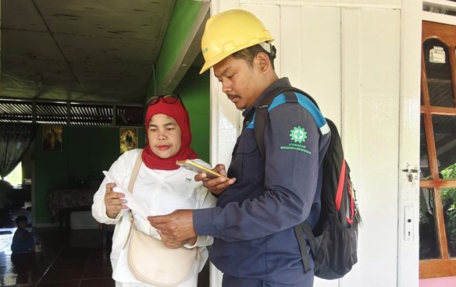 
					Petugas PLN sedang melakukan verifikasi data pelanggan di Kabupaten Merauke menggunakan aplikasi FASIH milik BPS. (Dok: PLN)