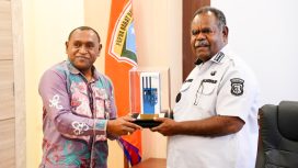General Manager PLN UIW Papua dan Papua Barat, Roberth Rumsaur menyerahkan cinderamata berupa miniatur infrastruktur kelistrikan (SPKLU) kepada Gubernur Papua Barat Daya, Elisa Kambu. (Foto dok: PLN UIW Papua dan Papua Barat)