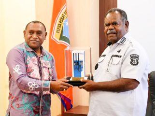 General Manager PLN UIW Papua dan Papua Barat, Roberth Rumsaur menyerahkan cinderamata berupa miniatur infrastruktur kelistrikan (SPKLU) kepada Gubernur Papua Barat Daya, Elisa Kambu. (Foto dok: PLN UIW Papua dan Papua Barat)