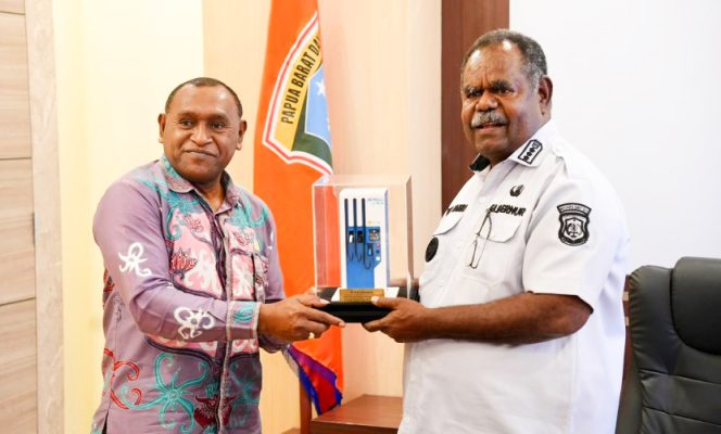 
					General Manager PLN UIW Papua dan Papua Barat, Roberth Rumsaur menyerahkan cinderamata berupa miniatur infrastruktur kelistrikan (SPKLU) kepada Gubernur Papua Barat Daya, Elisa Kambu. (Foto dok: PLN UIW Papua dan Papua Barat)