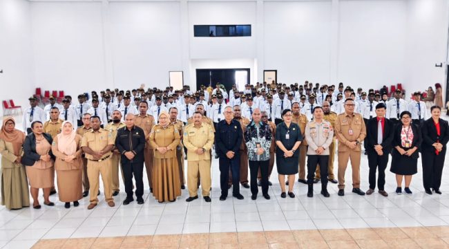 136 CPNS Formasi Tahun 2024 di Pemkab Kaimana saat mengikuti pembukaan kegiatan Latsar CPNS di Gedung Pertemuan Krooy, Kaimana. (KabarPapua.co/Yosias Wambrauw)