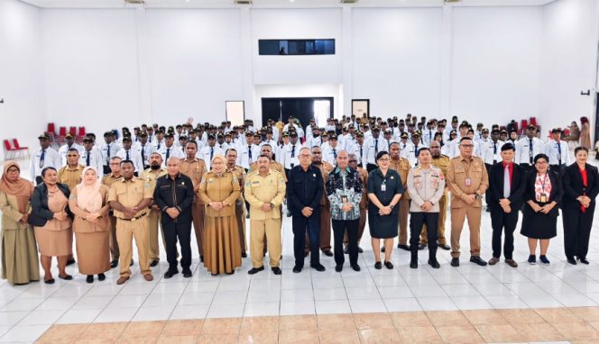 
					136 CPNS Formasi Tahun 2024 di Pemkab Kaimana saat mengikuti pembukaan kegiatan Latsar CPNS di Gedung Pertemuan Krooy, Kaimana. (KabarPapua.co/Yosias Wambrauw)