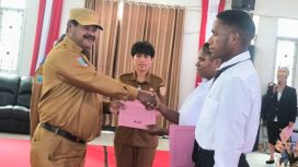 Asisten Bidang Pemerintahan Setda Kabupaten Puncak, Elkana Waropen saat mewakili Bupati Puncak Elvis Tabuni melepas peserta Beasiswa Unggulan Puncak Cerdas Tahun Anggaran 2026 di Aula Negelar, Ilaga, Kabupaten Puncak. (Foto dok: Diskominfo Puncak)
