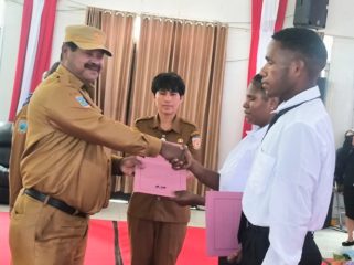 Asisten Bidang Pemerintahan Setda Kabupaten Puncak, Elkana Waropen saat mewakili Bupati Puncak Elvis Tabuni melepas peserta Beasiswa Unggulan Puncak Cerdas Tahun Anggaran 2026 di Aula Negelar, Ilaga, Kabupaten Puncak. (Foto dok: Diskominfo Puncak)
