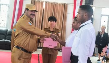 Asisten Bidang Pemerintahan Setda Kabupaten Puncak, Elkana Waropen saat mewakili Bupati Puncak Elvis Tabuni melepas peserta Beasiswa Unggulan Puncak Cerdas Tahun Anggaran 2026 di Aula Negelar, Ilaga, Kabupaten Puncak. (Foto dok: Diskominfo Puncak)
