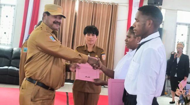 Asisten Bidang Pemerintahan Setda Kabupaten Puncak, Elkana Waropen saat mewakili Bupati Puncak Elvis Tabuni melepas peserta Beasiswa Unggulan Puncak Cerdas Tahun Anggaran 2026 di Aula Negelar, Ilaga, Kabupaten Puncak. (Foto dok: Diskominfo Puncak)
