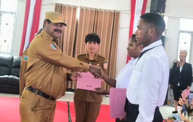 
					Asisten Bidang Pemerintahan Setda Kabupaten Puncak, Elkana Waropen saat mewakili Bupati Puncak Elvis Tabuni melepas peserta Beasiswa Unggulan Puncak Cerdas Tahun Anggaran 2026 di Aula Negelar, Ilaga, Kabupaten Puncak. (Foto dok: Diskominfo Puncak)
