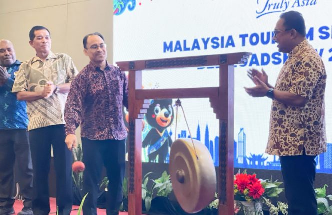 
					Saat memukul gong tanda dimulainya Malaysia Tourism Showcase (MATAS) B2B Roadshow di Kota Jayapura, Papua, Jumat, 12 Juni 2026. (KabarPapua.co/Syamsuddin Levi)