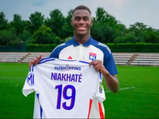 Moussa Niakhate, bek tengah andalan Lyon yang tampil solid di lini belakang.