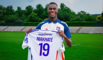 Moussa Niakhate, bek tengah andalan Lyon yang tampil solid di lini belakang.