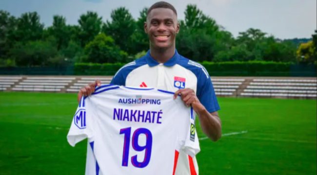 Moussa Niakhate, bek tengah andalan Lyon yang tampil solid di lini belakang.