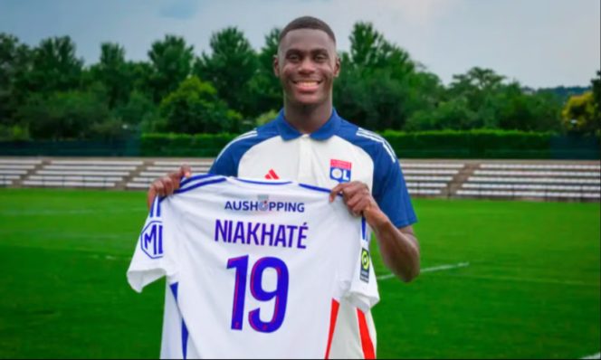 
					Moussa Niakhate, bek tengah andalan Lyon yang tampil solid di lini belakang.