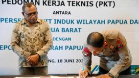 Kapolda Papua Barat Daya, Brigjen Pol. Gatot Haribowo (kanan), menandatangani dokumen Pedoman Kerja Teknis (PKT) disaksikan oleh General Manager PLN UIW Papua dan Papua Barat, Roberth Rumsaur (kiri). (Foto dok: PLN)