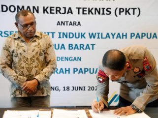Kapolda Papua Barat Daya, Brigjen Pol. Gatot Haribowo (kanan), menandatangani dokumen Pedoman Kerja Teknis (PKT) disaksikan oleh General Manager PLN UIW Papua dan Papua Barat, Roberth Rumsaur (kiri). (Foto dok: PLN)