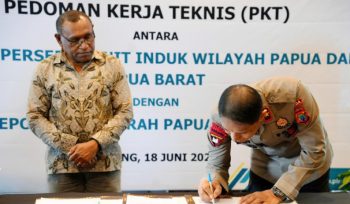 Kapolda Papua Barat Daya, Brigjen Pol. Gatot Haribowo (kanan), menandatangani dokumen Pedoman Kerja Teknis (PKT) disaksikan oleh General Manager PLN UIW Papua dan Papua Barat, Roberth Rumsaur (kiri). (Foto dok: PLN)