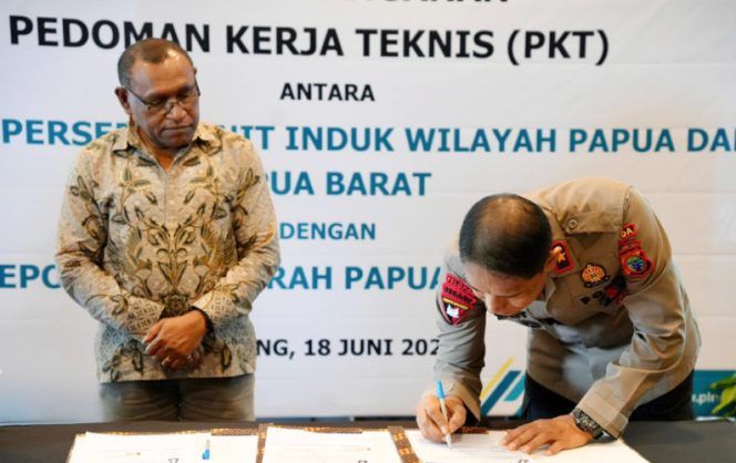 
					Kapolda Papua Barat Daya, Brigjen Pol. Gatot Haribowo (kanan), menandatangani dokumen Pedoman Kerja Teknis (PKT) disaksikan oleh General Manager PLN UIW Papua dan Papua Barat, Roberth Rumsaur (kiri). (Foto dok: PLN)