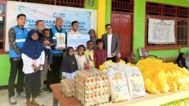 Perwakilan PLN menyerahkan bantuan bapok kepada Yayasan Al-Hijrah yang terdiri beras, telur, minyak goreng, gula pasir, dan mie instan. Bantuan diberikan untuk mendukung kebutuhan harian 45 santri dan 7 pengasuh. (Foto dok: PLN)