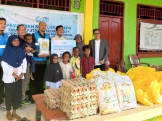 Perwakilan PLN menyerahkan bantuan bapok kepada Yayasan Al-Hijrah yang terdiri beras, telur, minyak goreng, gula pasir, dan mie instan. Bantuan diberikan untuk mendukung kebutuhan harian 45 santri dan 7 pengasuh. (Foto dok: PLN)