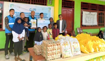 Perwakilan PLN menyerahkan bantuan bapok kepada Yayasan Al-Hijrah yang terdiri beras, telur, minyak goreng, gula pasir, dan mie instan. Bantuan diberikan untuk mendukung kebutuhan harian 45 santri dan 7 pengasuh. (Foto dok: PLN)