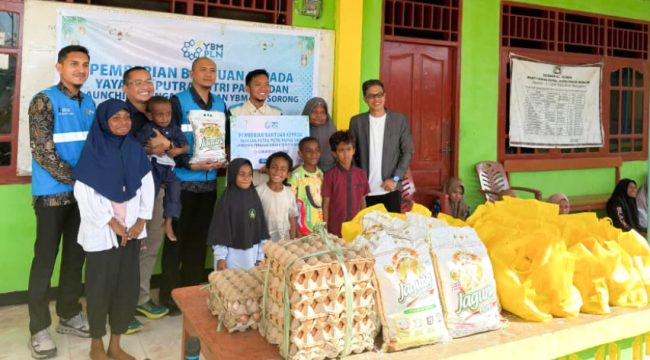 Perwakilan PLN menyerahkan bantuan bapok kepada Yayasan Al-Hijrah yang terdiri beras, telur, minyak goreng, gula pasir, dan mie instan. Bantuan diberikan untuk mendukung kebutuhan harian 45 santri dan 7 pengasuh. (Foto dok: PLN)