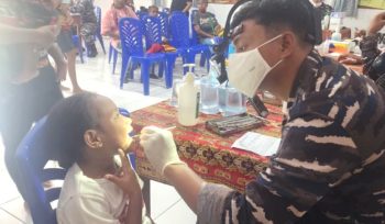 Pengobatan gratis PLN IP UBP Holtekamp. Foto: PLN IP UBP Holtekamp