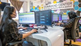 Petugas Command Center melakukan monitoring keluhan dan pengaduan pelanggan yang dipantau serta dikelola secara real time. (Foto dok: PLN UIW Papua dan Papua Barat)